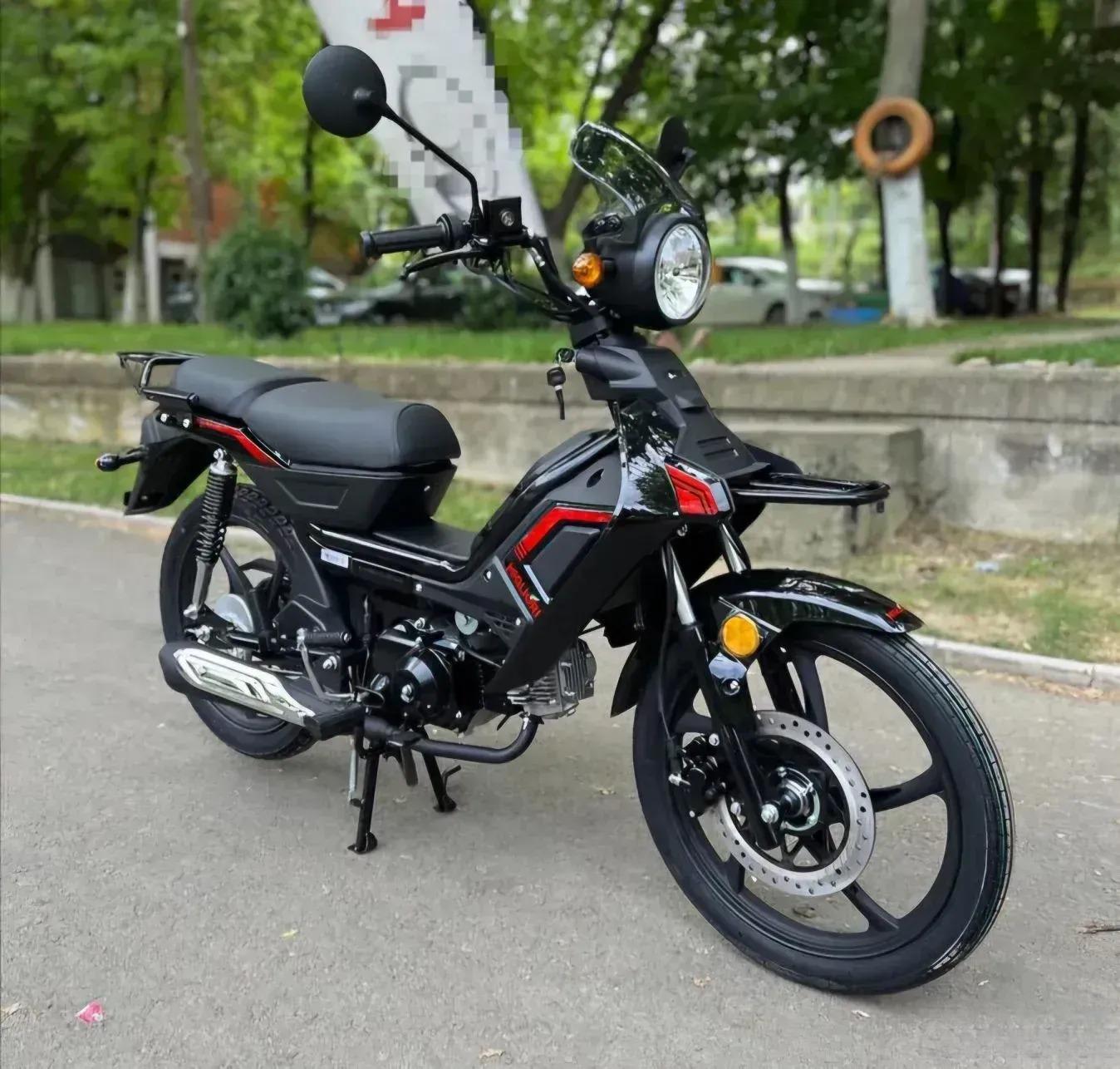 Migliori APN50 moped u crno-crvenoj boji, pogled sa strane