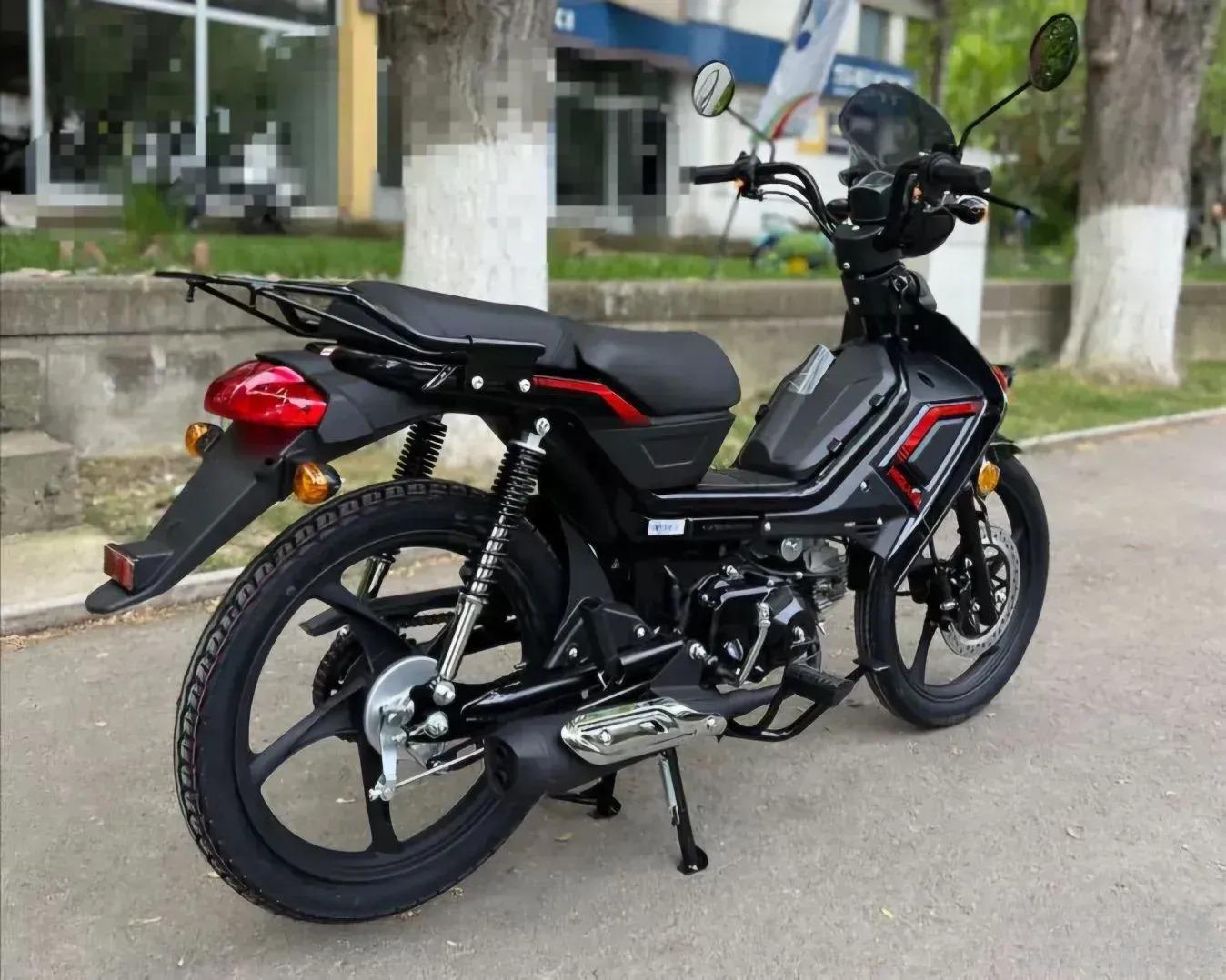 Migliori APN50 moped u crno-crvenoj boji, zadnji deo sa stop svetlom