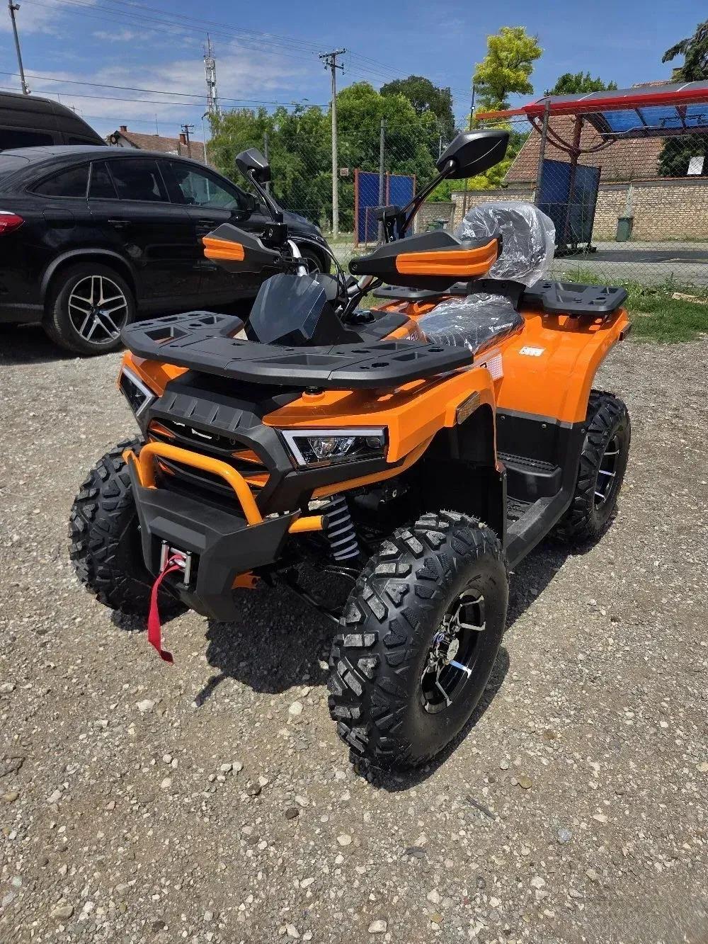 Tao Motor Titan 250 ATV u narandžastoj boji, pogled sa strane