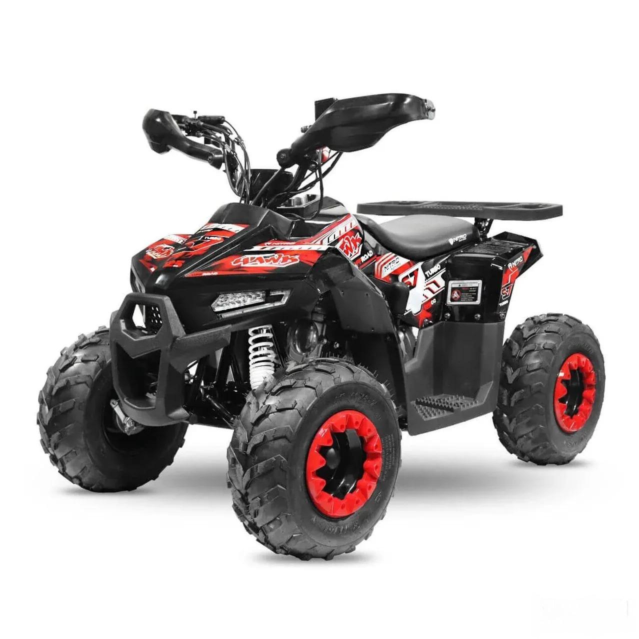 Tao Motor Mudhawk 110 ATV u crno-crvenoj boji, pogled koso spreda