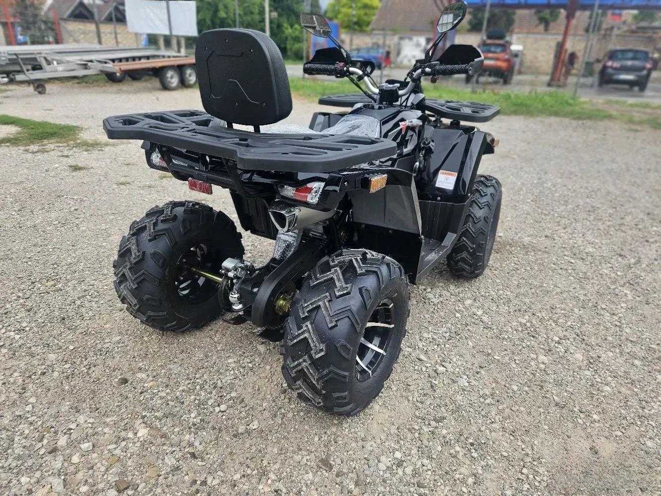 Tao Motor Shark 200 ATV u crnoj boji otpozadi, sa nosačem za teret