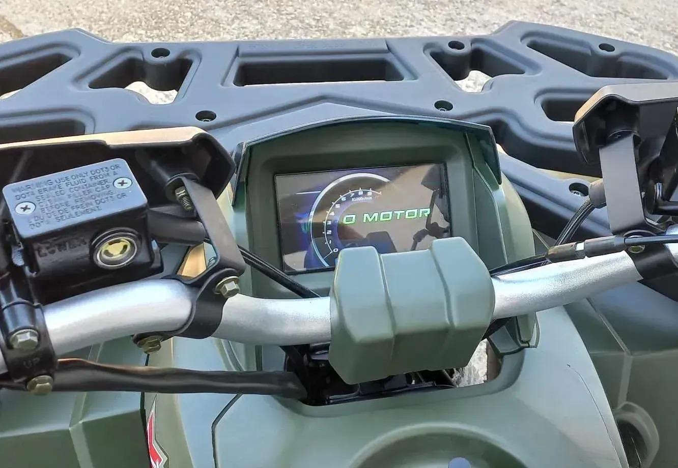 Digitalni displej, aluminijumski volan i USB punjač na Tao Motor Shark 200